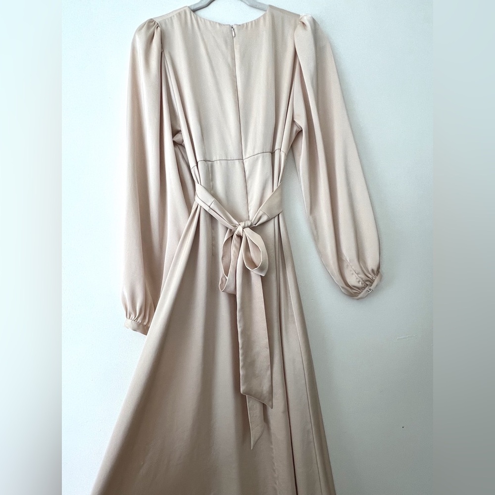 Elegant cream long satin sleeve dress - Picture 2 of 3